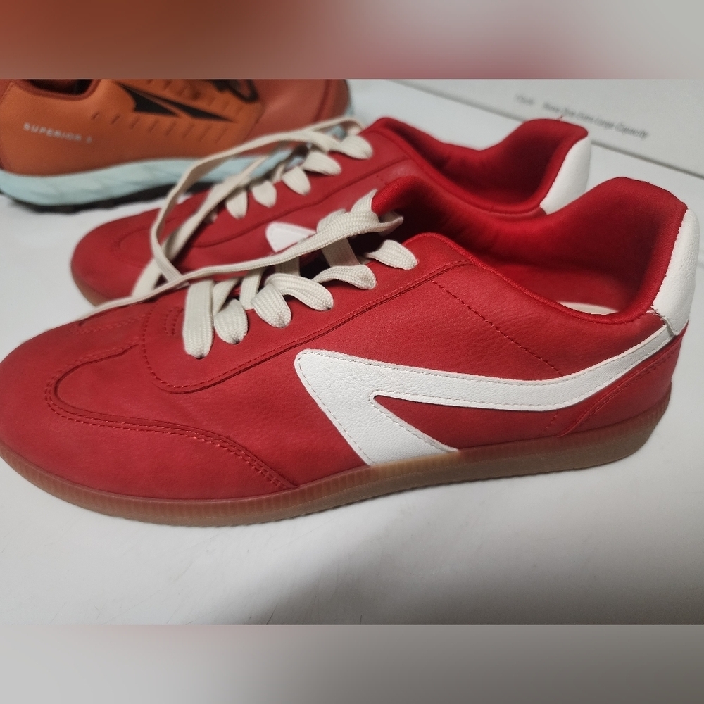 Dolce Vita Red Leather Low Profile Sneakers Gum Sole Lace Up Shoes Women’s 9
